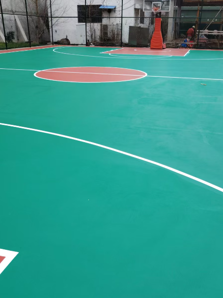 盘龙 球场长期使用易出现地面开裂